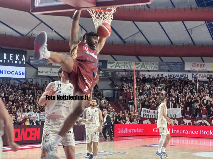 Gara 1 Reyer Derthona, schiacciata a canestro di Horton - foto Notizieplus Gara 1 Reyer Derthona, schiacciata a canestro di Horton - foto Notizieplus
