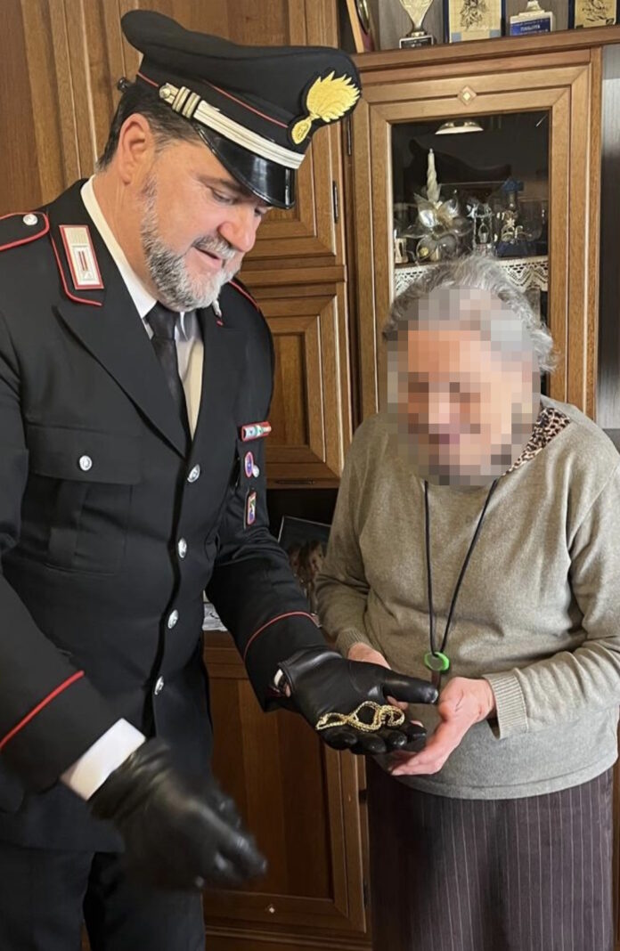 I Carabinieri restituiscono i gioielli all'anziana signora derubata I Carabinieri restituiscono i gioielli all'anziana signora derubata
