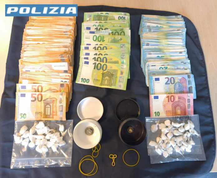 La cocaina e il denaro sequestrati dalla Polizia di Stato di Treviso La cocaina e il denaro sequestrati dalla Polizia di Stato di Treviso