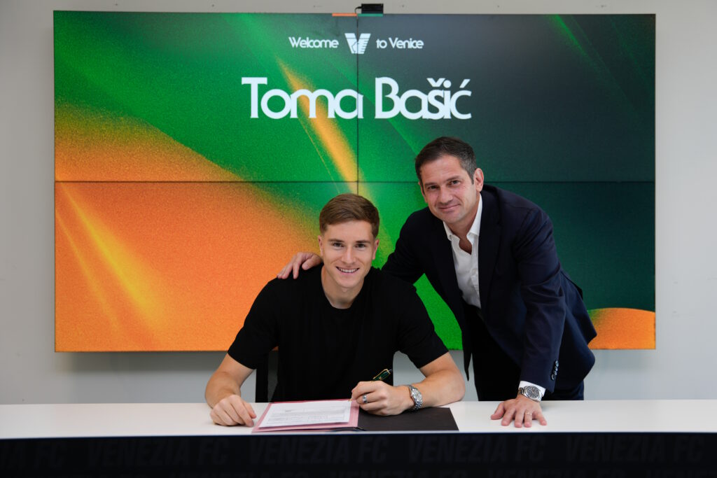 Toma Bašić con il DS del Venezia FC Filippo Antonelli - foto Ufficio Comunicazione Venezia FC