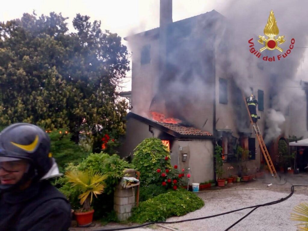 Cessalto, la casa andata a fuoco