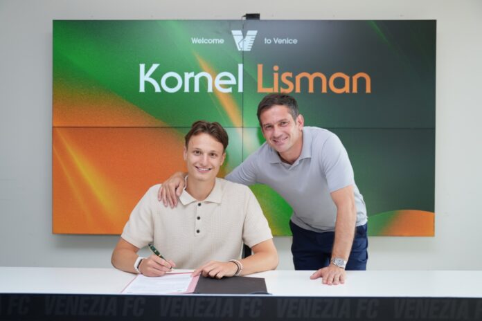 Kornel Lisman, a sinistra, con il DS del Venezia FC Filippo Antonelli - foto dell'Ufficio comunicazione del Venezia FC Kornel Lisman, a sinistra, con il DS del Venezia FC Filippo Antonelli - foto dell'Ufficio comunicazione del Venezia FC