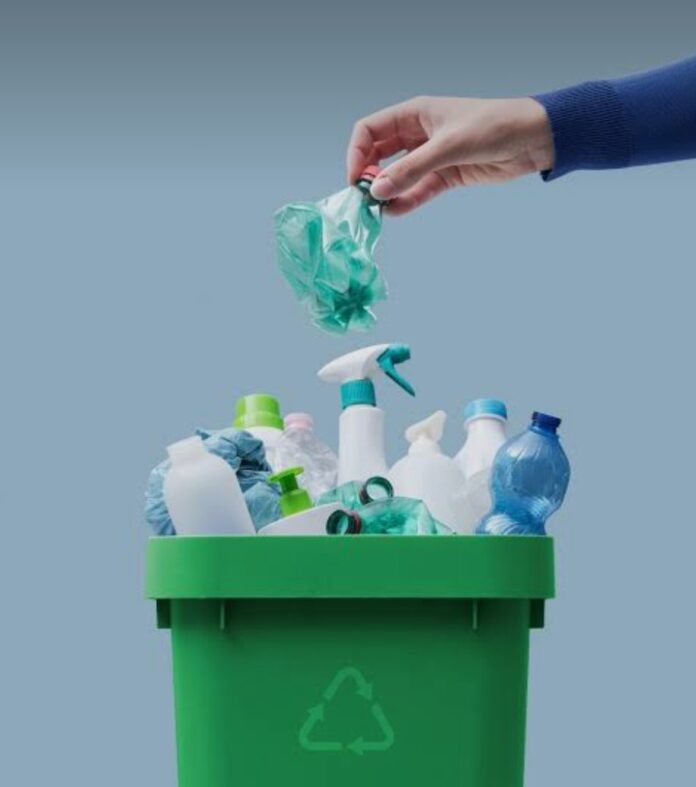 Plastica riciclata Raccolta differenziata Rifiuti Plastica riciclata Raccolta differenziata Rifiuti