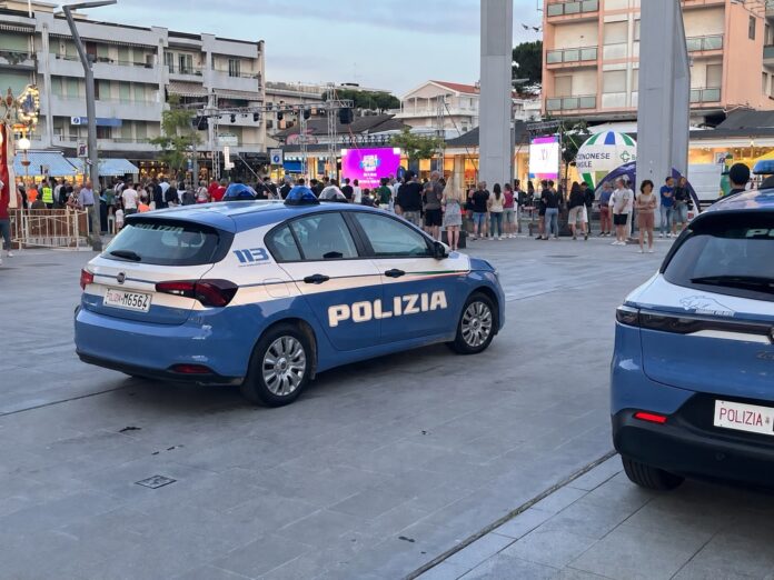 Arresto a Jesolo - Piazza Mazzini, le Volanti della Polizia di Stato Arresto a Jesolo - Piazza Mazzini, le Volanti della Polizia di Stato