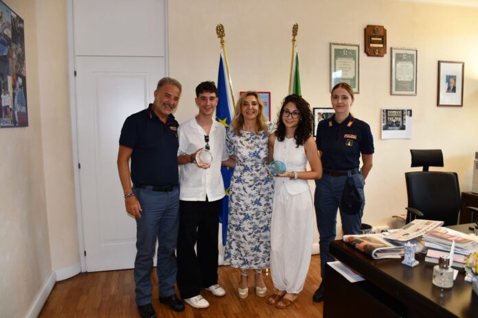 Il Questore di Treviso premia Francesco e Christina per il coraggio dimostrato durante l'incendio del 25 luglio Il Questore di Treviso premia Francesco e Christina per il coraggio dimostrato durante l'incendio del 25 luglio