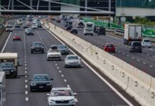 Autostrade, estate da record per il traffico sulla rete Alto Adriatico Autostrade: estate da record per il traffico sulla rete Alto Adriatico Autostrade Alto Adriatico: oltre 11 milioni di veicoli attesi tra luglio e settembre Autostrade si prepara a vivere un'estate senza precedenti. Autostrade Alto Adriatico ha infatti annunciato previsioni di traffico da record sulla propria rete, con numeri destinati a superare quelli del 2025, anno che aveva già fatto registrare il massimo storico dei flussi veicolari. Le stime e le misure predisposte dalla concessionaria sono state illustrate nella sede di Trieste, dove sono stati presentati i dati aggiornati e il piano operativo per affrontare i mesi più intensi della stagione estiva.