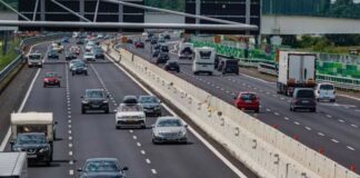 Autostrade, estate da record per il traffico sulla rete Alto Adriatico Autostrade: estate da record per il traffico sulla rete Alto Adriatico Autostrade Alto Adriatico: oltre 11 milioni di veicoli attesi tra luglio e settembre Autostrade si prepara a vivere un'estate senza precedenti. Autostrade Alto Adriatico ha infatti annunciato previsioni di traffico da record sulla propria rete, con numeri destinati a superare quelli del 2025, anno che aveva già fatto registrare il massimo storico dei flussi veicolari. Le stime e le misure predisposte dalla concessionaria sono state illustrate nella sede di Trieste, dove sono stati presentati i dati aggiornati e il piano operativo per affrontare i mesi più intensi della stagione estiva.