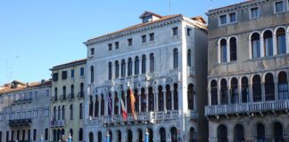 Colombia, Venezia si illumina di giallo, blu e rosso dopo il devastante terremoto Colombia, Venezia si illumina per solidarietà - Notizie Plus