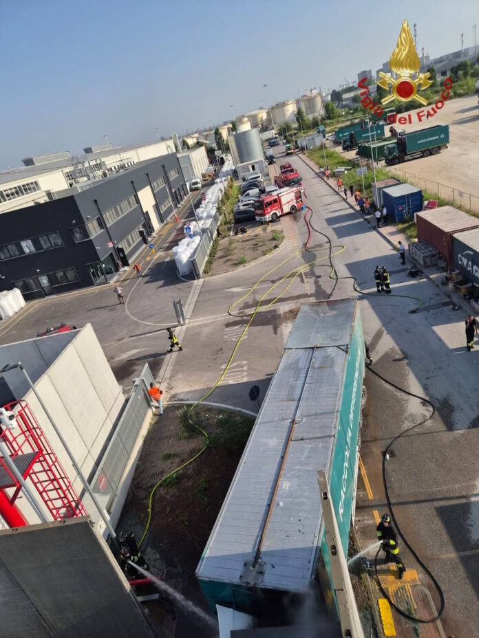 Marghera, mezzo pesante prene fuoco dopo un incidente Marghera, mezzo pesante prene fuoco dopo un incidente