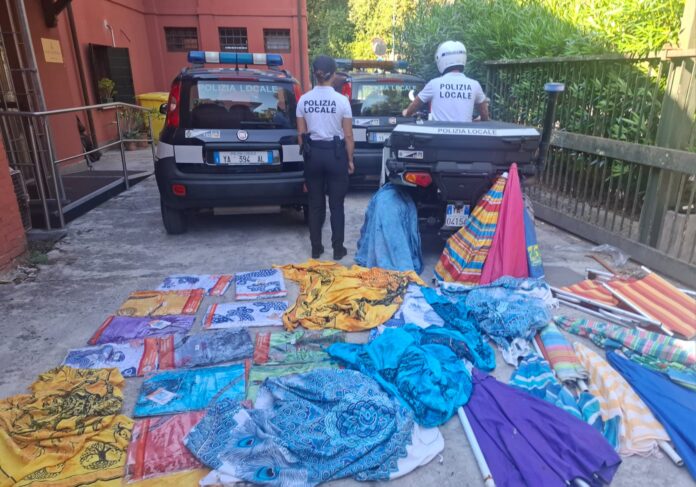 Commercio abusivo al Lido: recuperati 50 articoli - Notizie Plus Commercio abusivo al Lido: recuperati 50 articoli - Notizie Plus