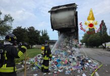 Incendio camion Contarina a Treviso: bombolette spray tra i rifiuti Incendio camion Contarina a Treviso - Notizie Plus