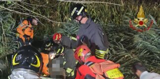 Scorzè, auto si cappotta in un fossato pieno d’acqua: salvati quattro ventenni Scorzè, auto nel fossato: salvati 4 giovani - Notizie Plus