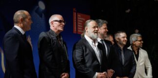Mostra del Cinema di Venezia, Russell Crowe conquista il Lido nell’ultima giornata prima del verdetto Mostra del Cinema di Venezia, Russell Crowe protagonista al Lido con What Love Builds. In concorso Bechis e Adriano Giannini - Notizie Plus