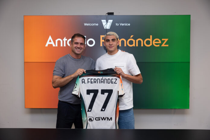 Antonio Fernández al Venezia FC, a sinistra il DS Filippo Antonelli Antonio Fernández al Venezia FC, a sinistra il DS Filippo Antonelli