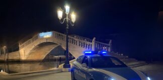Chioggia, calci all’auto della Polizia e aggressione agli agenti: arrestato un uomo Arresto a Chioggia, calci all'auto della Polizia - Notizie Plus