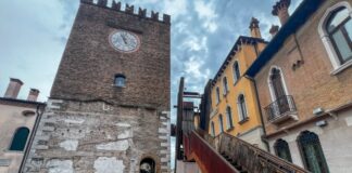 La Torre Civica di Mestre cambia volto con un nuovo intervento destinato a migliorare la conservazione della scala esterna. I pannelli in legno, deteriorati nel tempo dall’esposizione agli agenti atmosferici, saranno rimossi e sostituiti da nuovi elementi in acciaio corten, materiale già presente nel disegno architettonico della struttura. Torre Civica di Mestre, nuova scala in corten - Notizie Plus