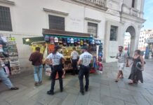 Venezia, controlli nei chioschi: giocattoli senza marchio CE e 250 souvenir sequestrati Controlli nei chioschi di Venezia: sequestrati giocattoli senza marchio CE e circa 250 souvenir. Sanzioni per circa 6.500 euro. - Notizie Plus