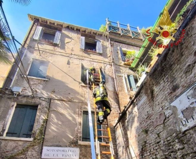 Incendio a San Polo, fumo nero e scoppi - Notizie Plus Incendio a San Polo, fumo nero e scoppi - Notizie Plus