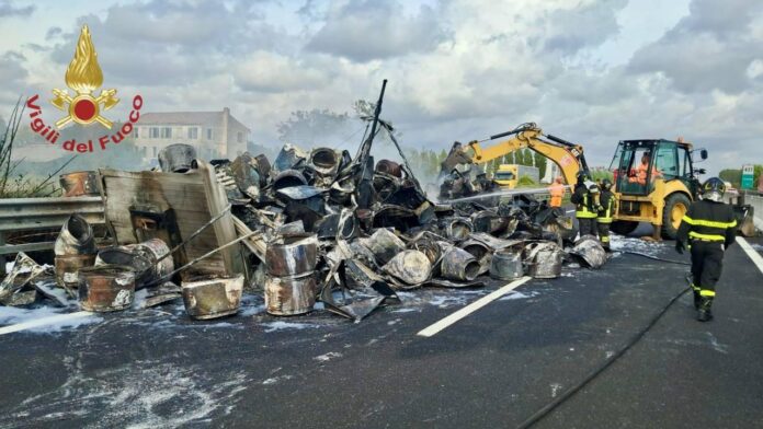 Camion in fiamme in A4 Camion in fiamme in A4