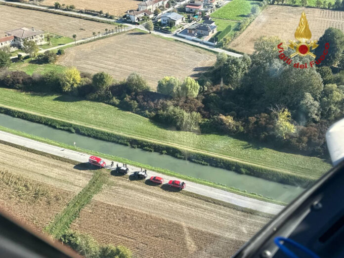 Elicottero Drago dei Vigili del Fuoco impegnato nelle ricerche di una persona scomparsa a Stra Elicottero Drago dei Vigili del Fuoco impegnato nelle ricerche di una persona scomparsa a Stra