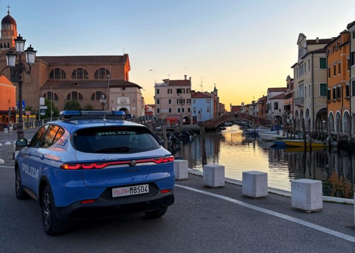 Chioggia, un'automobile della Polizia di Stato Chioggia, un'automobile della Polizia di Stato