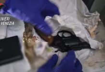 Venezia, sparatoria in Campo dell’Arsenale: 44enne fermato, sequestrati pistola e cocaina Sparatoria a Venezia, la pistola sequestrata dai Carabinieri