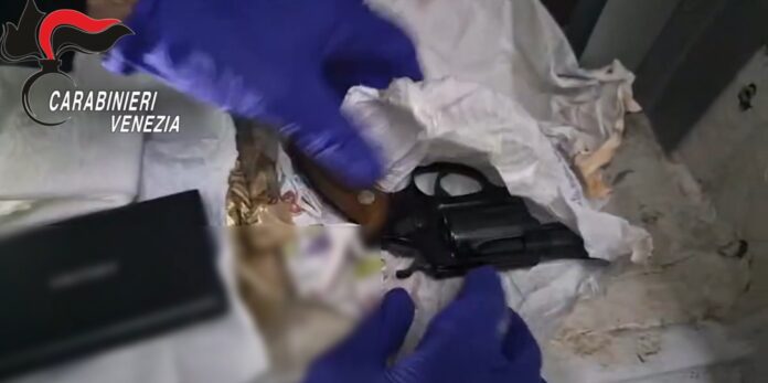 Sparatoria a Venezia, la pistola sequestrata dai Carabinieri Sparatoria a Venezia, la pistola sequestrata dai Carabinieri