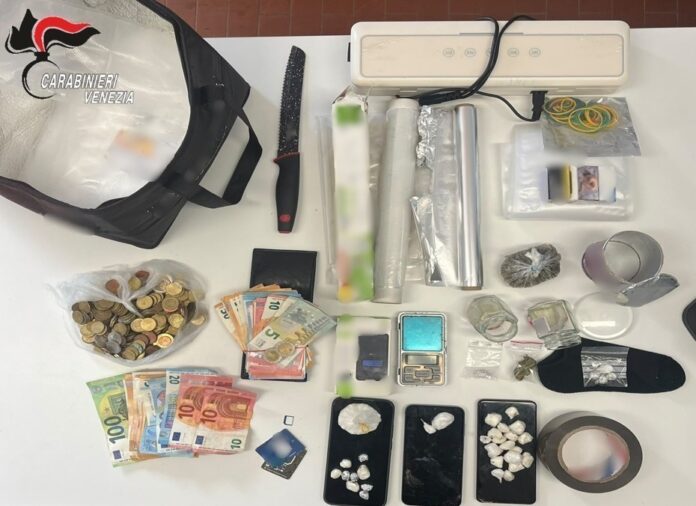 La droga sequestrata dai Carabinieri di San Donà di Piave a seguito dell'arresto La droga sequestrata dai Carabinieri di San Donà di Piave a seguito dell'arresto