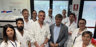 Cocaina nel Nordest, sequestri raddoppiati in dieci anni: metà delle dosi nel Veneziano Al centro il dg dell’Ulss 3 Massimo Zuin e il direttore del Laboratorio di tossicologia clinica e forense Giampietro Frison con parte della sua équipe, che hanno studiato i campioni sequestrati di cocaina nel Nordest