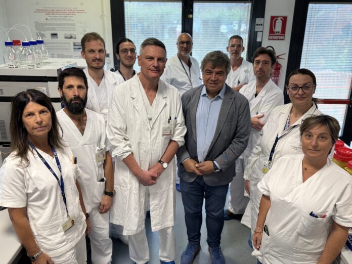 Al centro il dg dell’Ulss 3 Massimo Zuin e il direttore del Laboratorio di tossicologia clinica e forense Giampietro Frison con parte della sua équipe, che hanno studiato i campioni sequestrati di cocaina nel Nordest Al centro il dg dell’Ulss 3 Massimo Zuin e il direttore del Laboratorio di tossicologia clinica e forense Giampietro Frison con parte della sua équipe, che hanno studiato i campioni sequestrati di cocaina nel Nordest