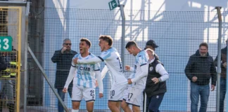 Treviso-Dolomiti Bellunesi 2-1, Romeo: «Ho visto spazio e ho tirato. Questo gruppo è speciale» Treviso-Dolomiti Bellunesi, Romeo festeggiato dopo il goal - foto Fotostampa