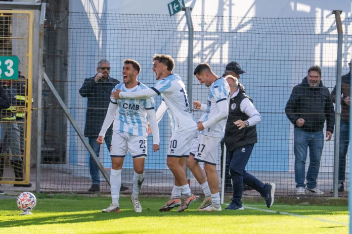 Treviso-Dolomiti Bellunesi, Romeo festeggiato dopo il goal - foto Fotostampa Treviso-Dolomiti Bellunesi, Romeo festeggiato dopo il goal - foto Fotostampa