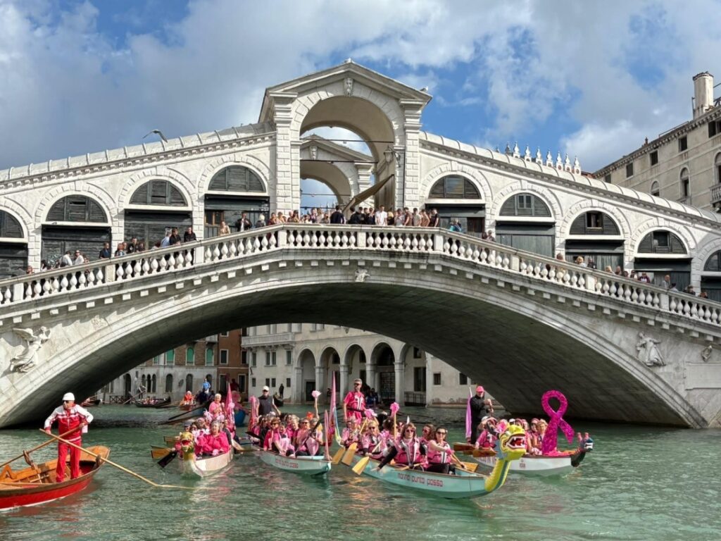 Corteo Rosa a Venezia sul Canal Grande - Notizie Plus