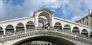 Corteo Rosa a Venezia, decine di barche sul Canal Grande per la prevenzione del tumore al seno Corteo Rosa a Venezia sul Canal Grande - Notizie Plus