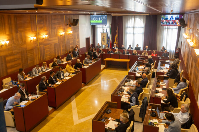 Consiglio comunale di Venezia, approvate le Linee Programmatiche di Mandato 2026-2031 e il DUP 2027-2029 con le priorità per la città. Consiglio comunale di Venezia, approvate le Linee Programmatiche di Mandato 2026-2031 e il DUP 2027-2029 con le priorità per la città.
